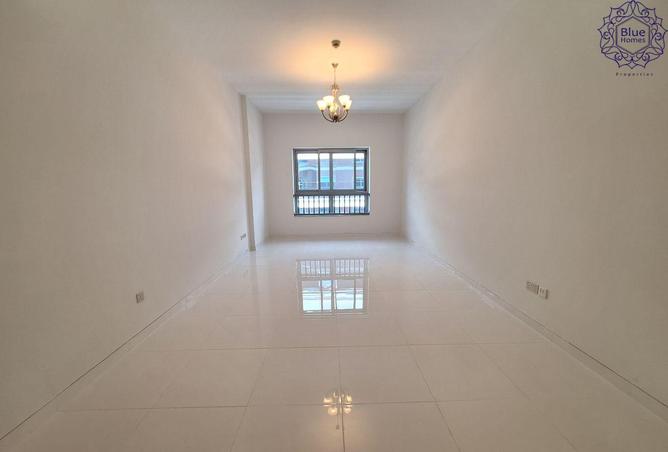 التشطيب الحديث: شقة 1 غرفة نوم ضخمة: مع منطقة لعب للأطفال