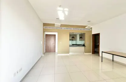 شقة - 2 غرف نوم - 2 حمامات للايجار في كروسز - مجان - دبي لاند - دبي