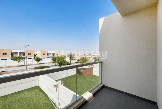3-bed villa in Manazel Al Reef 2 — photo 2