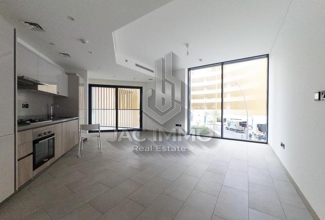 Ready to Move In| Spacious Modern Creek Living
