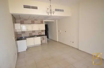 شقة - 1 حمام للإيجار في برج حمزة - مدينة دبي الرياضية - دبي