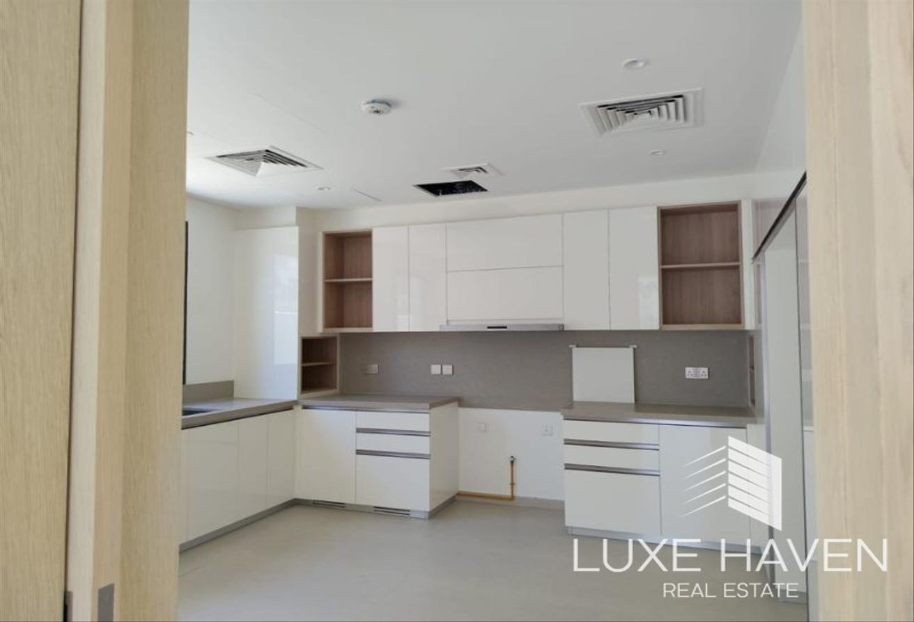 Upgraded Luxury Villa | Big Plot | Fully Furnished photo 4