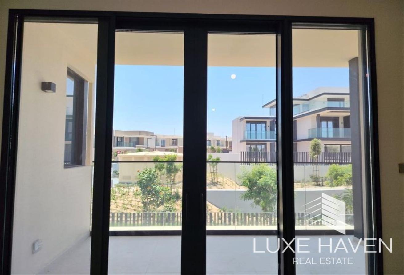 Upgraded Luxury Villa | Big Plot | Fully Furnished photo 11