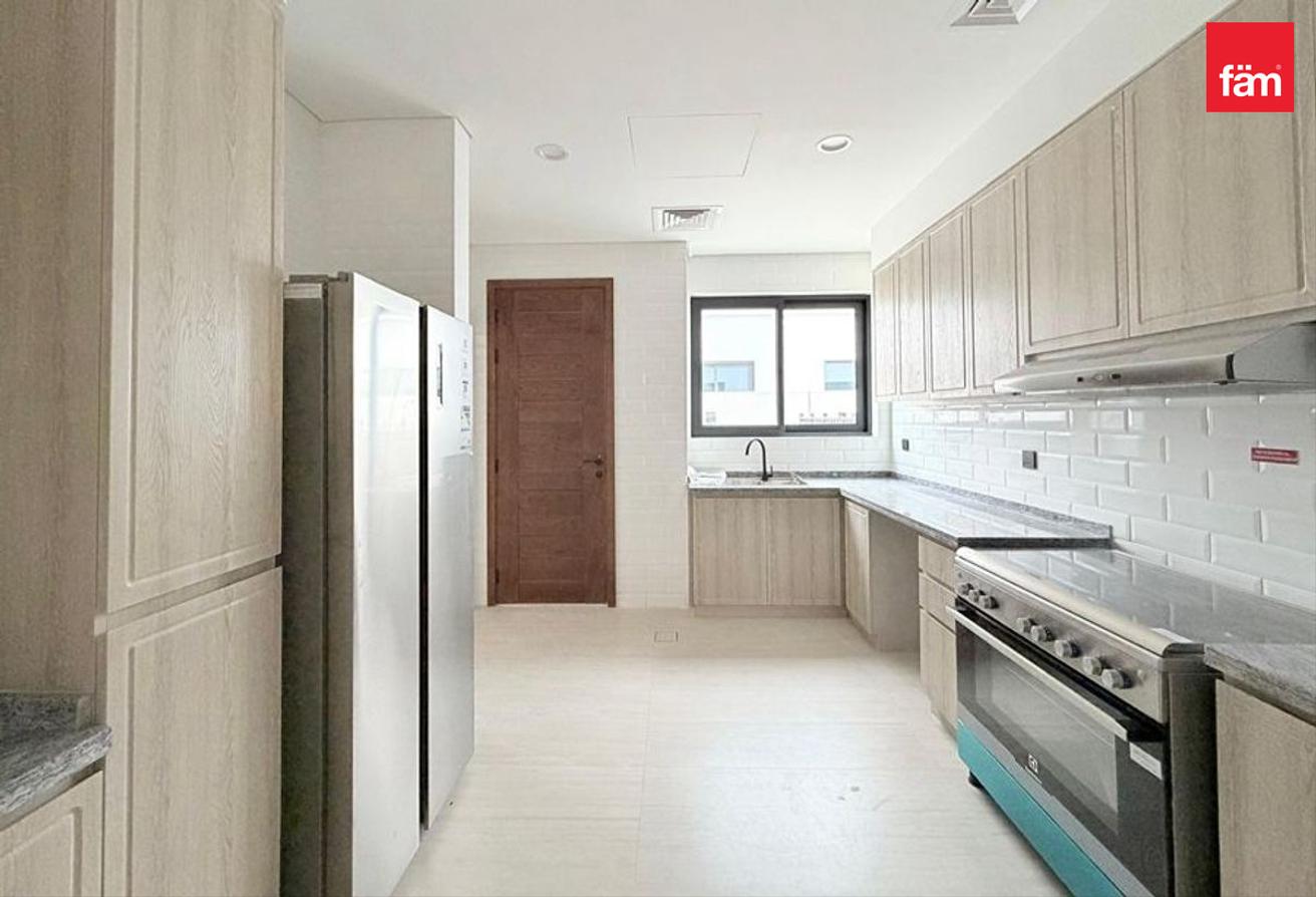 Brand New 6BR Villa | Unfurnished | Family Living photo 5
