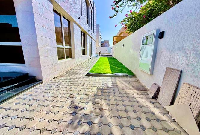 77402277 - Property Image 2