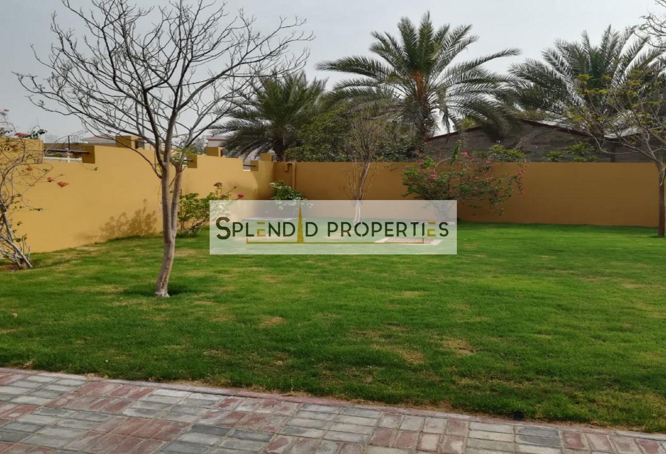 Attractive Independent 5 BED|Private Garden +Pool photo 2