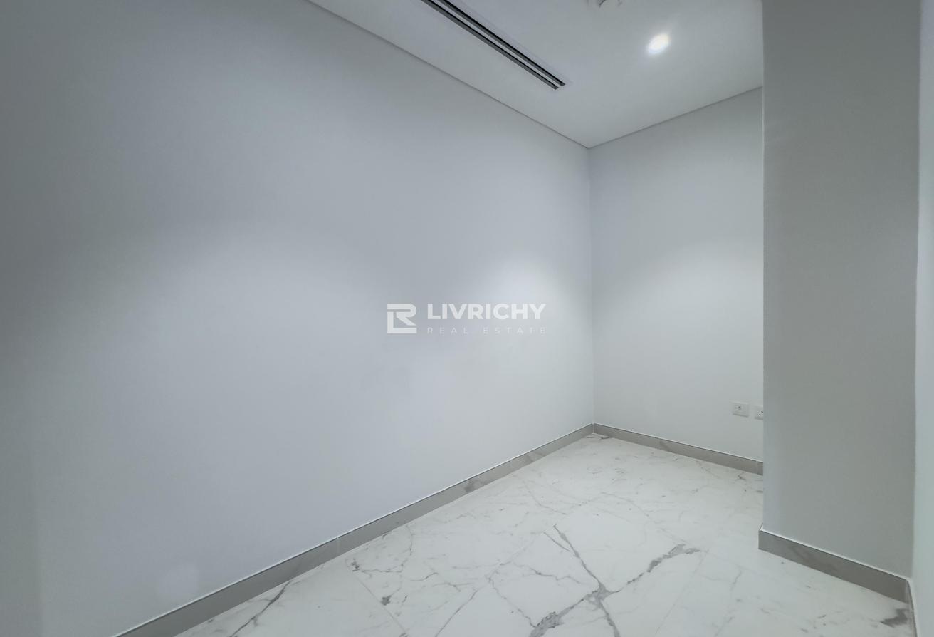 FURNISHED | OPEN SKYLINE VIEWS | VACANT | TERRACE photo 8