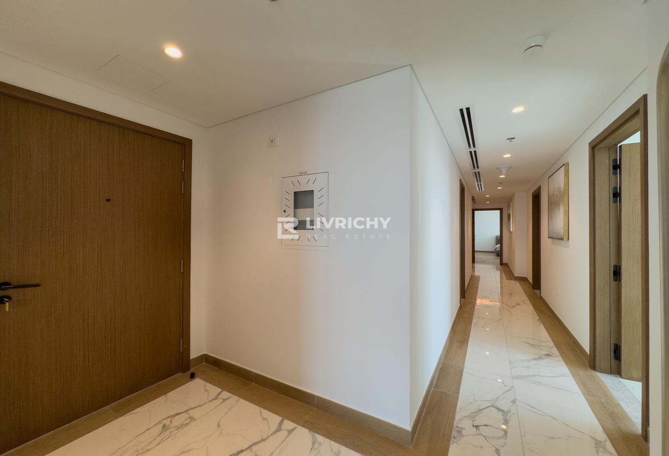 FURNISHED | OPEN SKYLINE VIEWS | VACANT | TERRACE photo 13