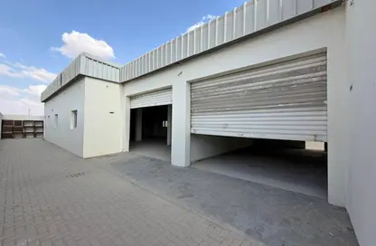 Warehouse - Studio - 1 Bathroom for rent in Al Sajaa - Sharjah