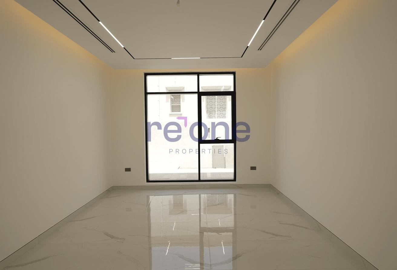 Newly Built 5BR+Maid Villa | Large Layout | Vacant photo 5