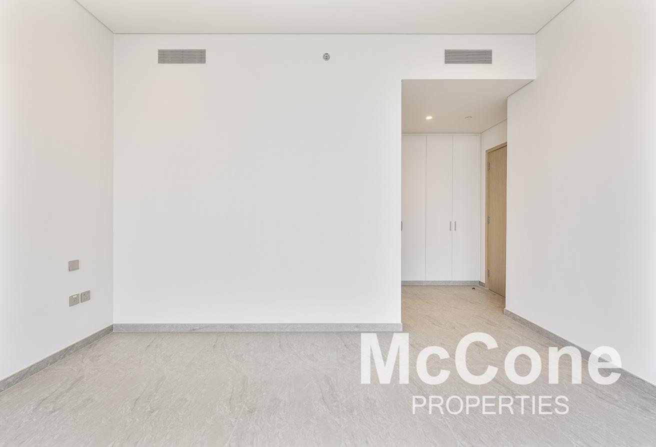 Canal View | + Maids | Top Floor photo 6