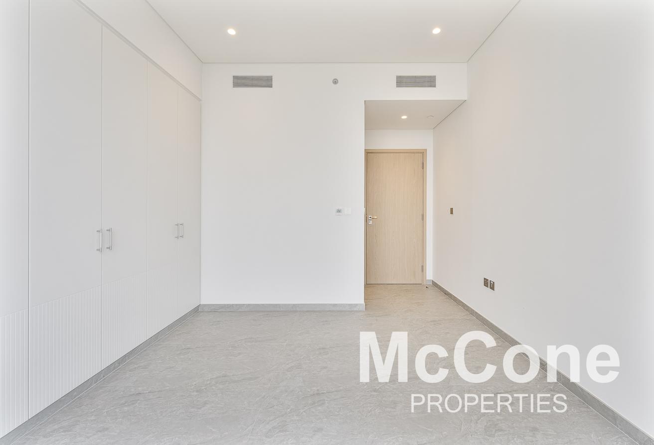 Canal View | + Maids | Top Floor photo 8