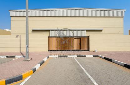 Warehouse - Studio - 7+ Bathrooms for rent in Al Jlail - Al Sajaa - Sharjah