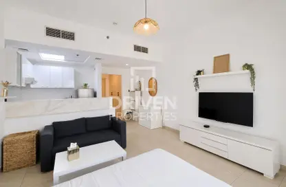 Apartment - 1 Bathroom for rent in Burj Al Nujoom - Downtown Dubai - Dubai