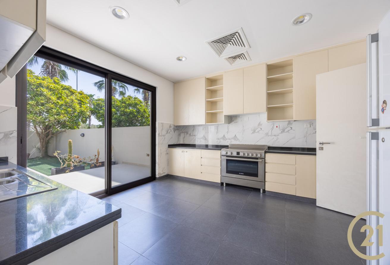 5BR + Maid | Vacant | Viewable | Singlerow photo 8