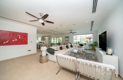 Villa - 4 Bedrooms - 3 Bathrooms for rent in District 4 - Jumeirah Park - Dubai