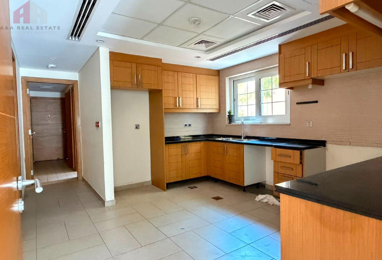 Large plot 05 Bedrooms Villa for Rent photo 14