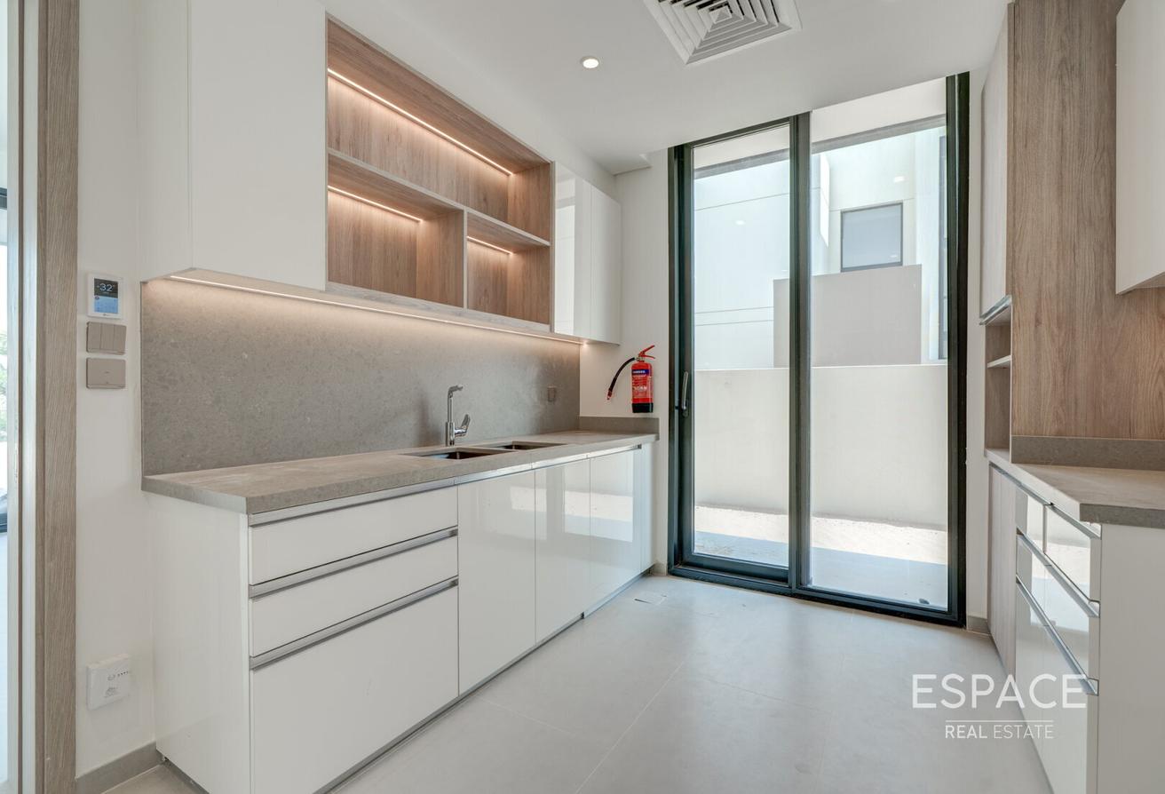 6 Bedrooms l Park Backing l Elevator l Penthouse photo 8