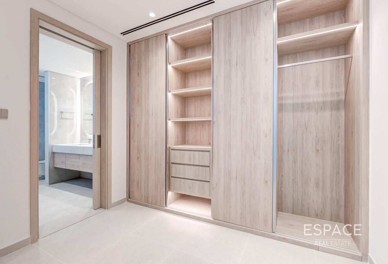 6 Bedrooms l Park Backing l Elevator l Penthouse photo 12