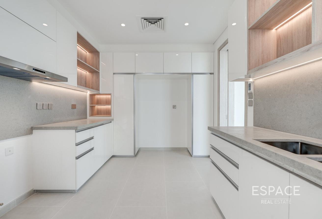 6 Bedrooms l Park Backing l Elevator l Penthouse photo 9