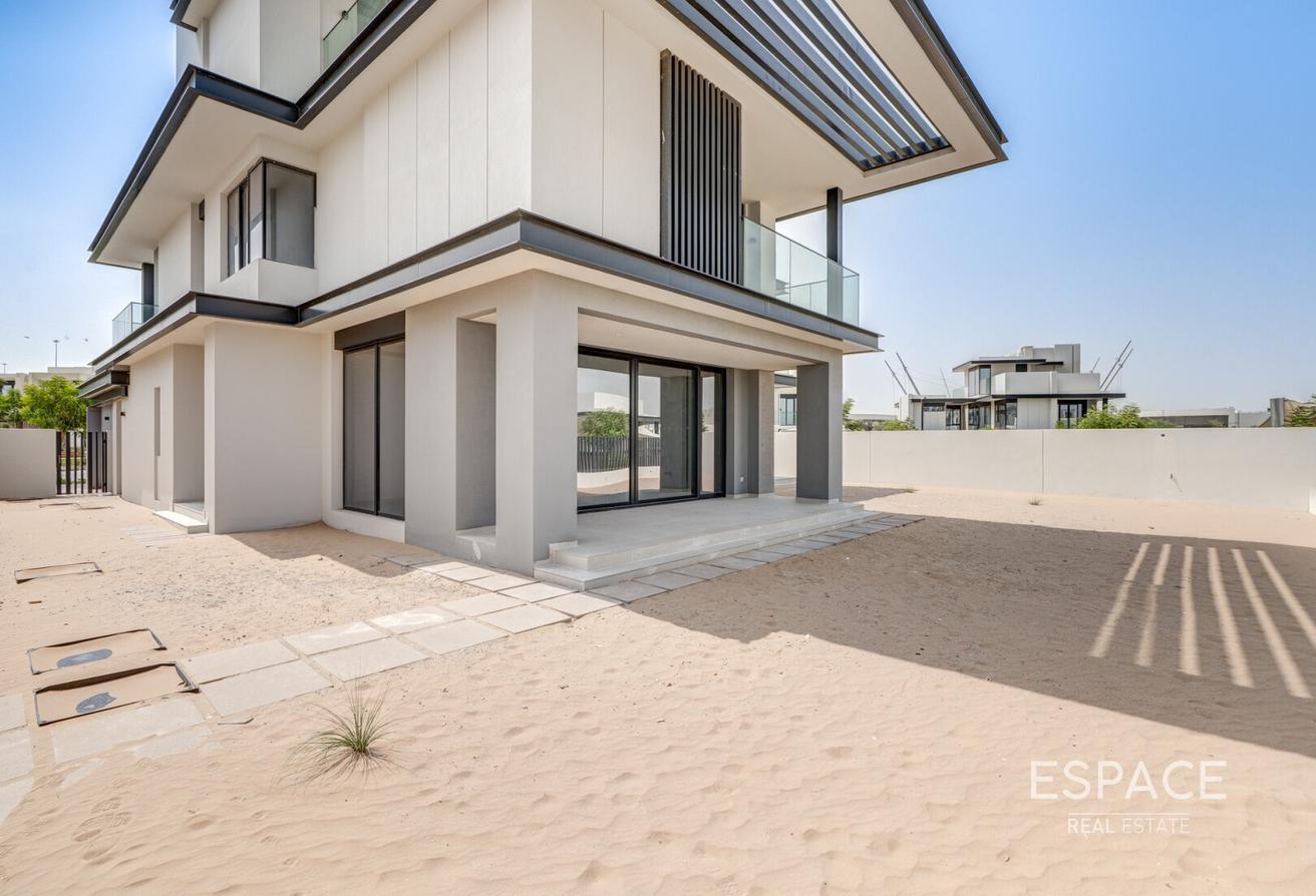 6 Bedrooms l Park Backing l Elevator l Penthouse photo 4