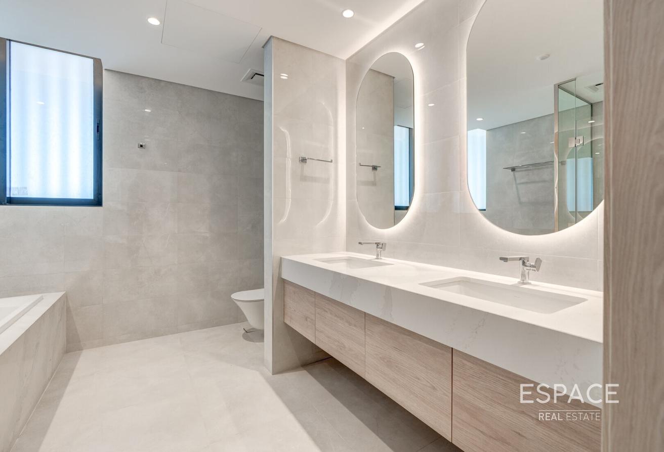 6 Bedrooms l Park Backing l Elevator l Penthouse photo 13