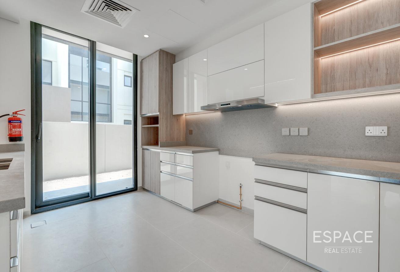 6 Bedrooms l Park Backing l Elevator l Penthouse photo 7
