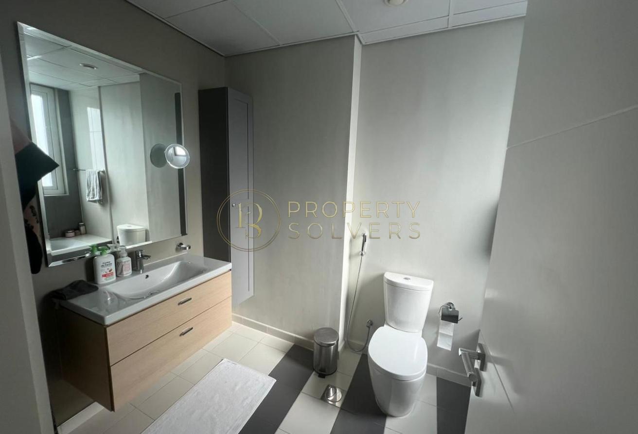 Spacious 6BR Villa | Single Row | Prime Location photo 12