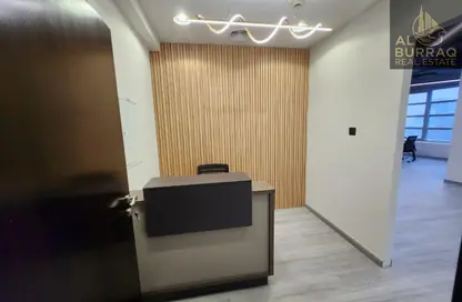 مكتب - غرفة نوم - 1 حمام للايجار في برج بارك لين - الخليج التجاري - دبي