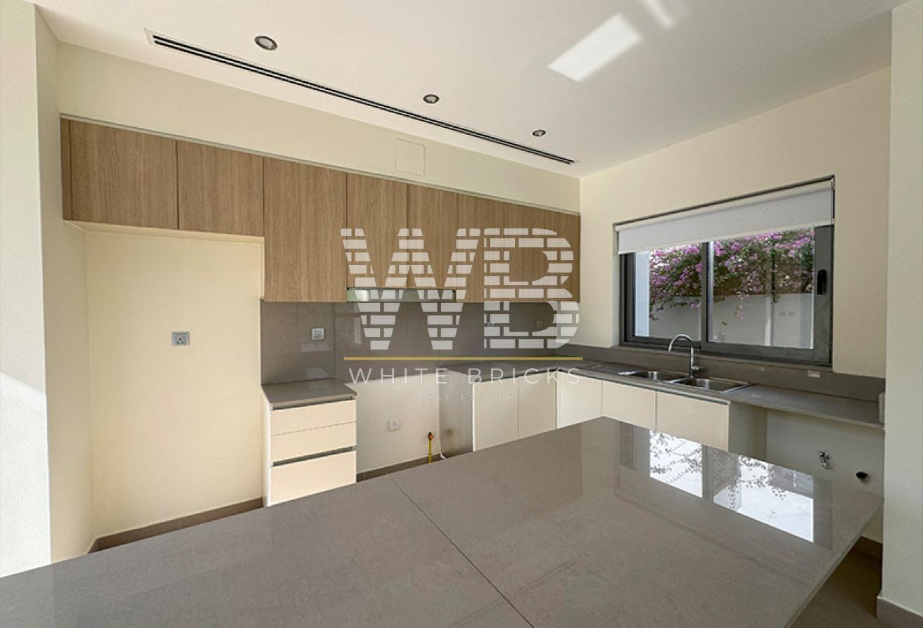 Spacious 3BR Villa | Large Plot | Prime Location photo 3