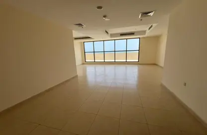 مكتب - 2 غرف نوم - 2 حمامات للايجار في القليعة - الشرق - الشارقة