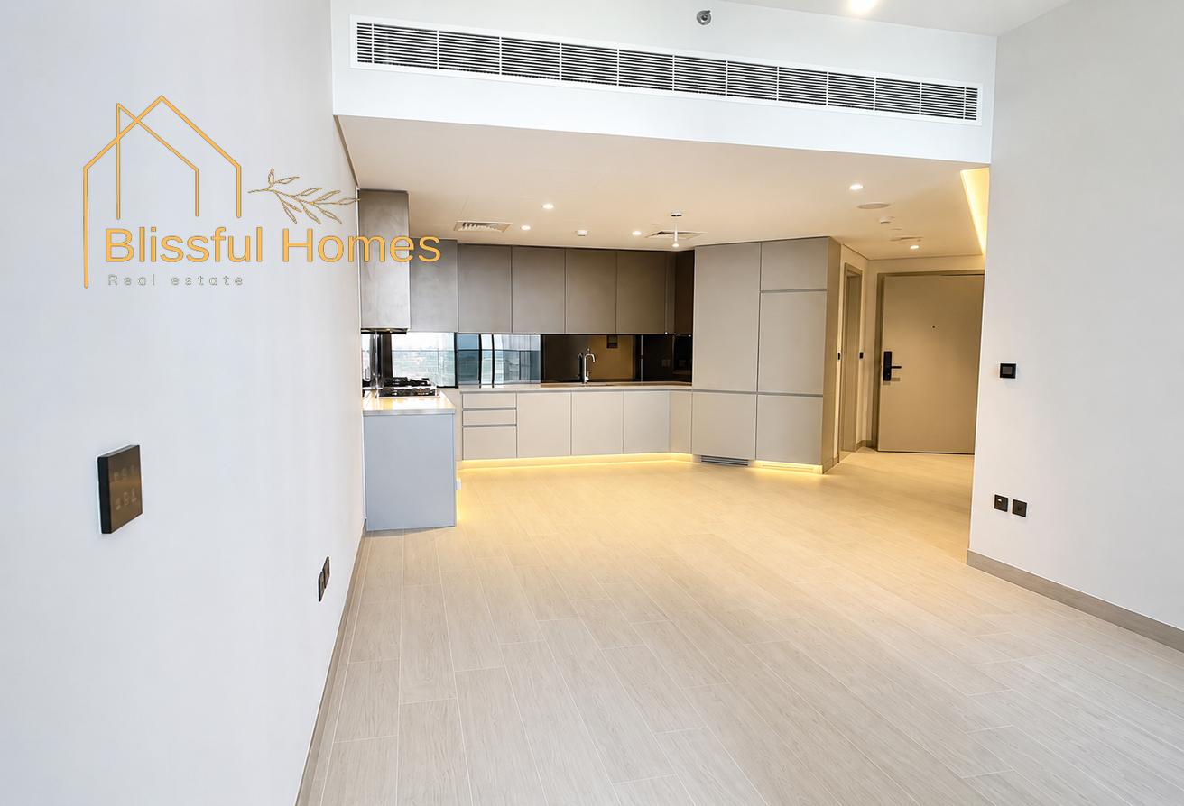 Luxury 1BHK | Open View | Cinema and Playground photo 4