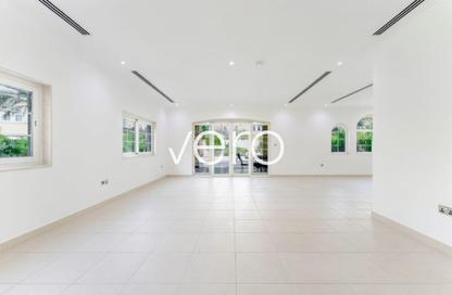 Villa - 3 Bedrooms - 5 Bathrooms for rent in District 7 - Jumeirah Park - Dubai