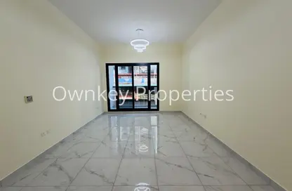 شقة - 1 حمام للايجار في الوردة بيضاء - الضاحية 12 - قرية جميرا الدائرية - دبي