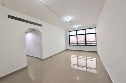 شقة - 2 غرف نوم - 2 حمامات للايجار في شعبية 11 - شعبية - مصفح - أبوظبي