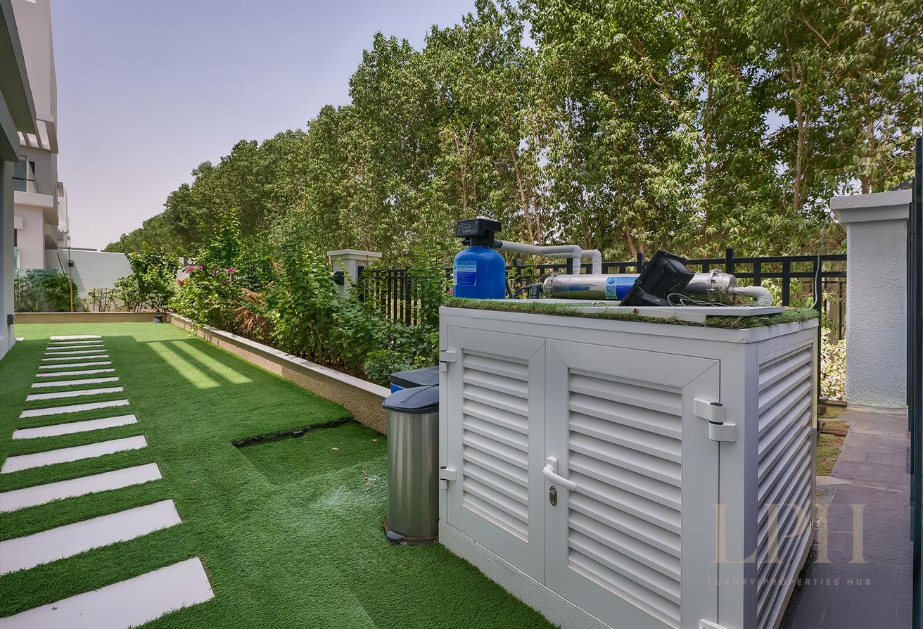 Dead-End Corner | Filtered Water | Landscaped photo 12