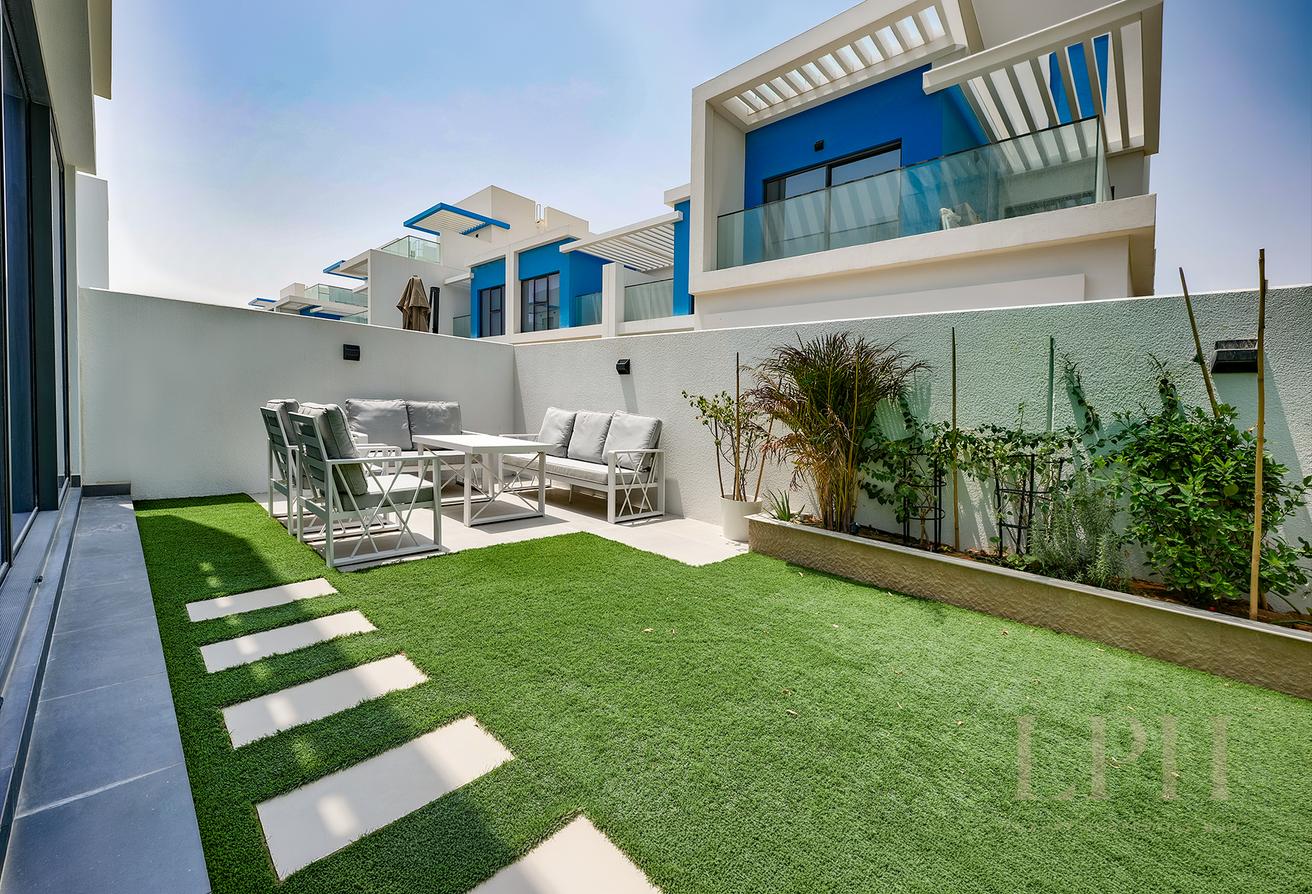Dead-End Corner | Filtered Water | Landscaped photo 10
