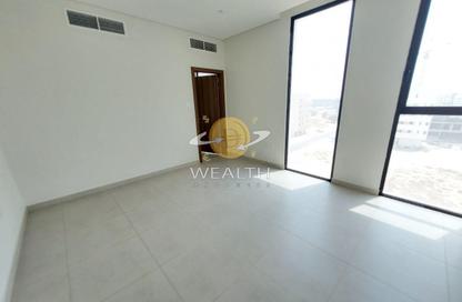 شقة - 2 غرف نوم - 3 حمامات للايجار في الزاهية - تجارية مويلح - الشارقة