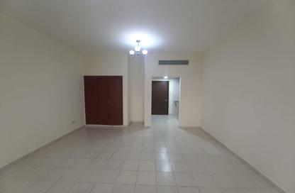 Apartment - Studio - 1 Bathroom for rent in Building IC1-EMR-16 - Emirates Cluster - International City - Dubai