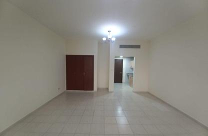 Apartment - Studio - 1 Bathroom for rent in Building IC1-EMR-16 - Emirates Cluster - International City - Dubai