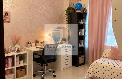 Apartment - 2 - 2 for rent in Tala 1 - Queue Point - Liwan - Dubai