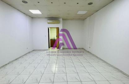 متجر - استوديو - 1 حمام للايجار في مبنى آر 27 - طراز فرنسي - المدينة العالمية - دبي