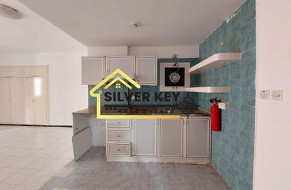 Apartment - Studio - 1 Bathroom for rent in Abu Shagara building - Abu shagara - Sharjah