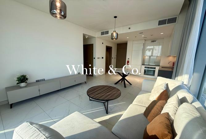 FULLY FURNISHED | CORNER UNIT | BRIGHT photo 3