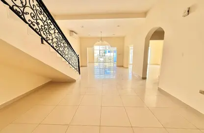 شقة - 4 غرف نوم - 6 حمامات للايجار في الرقيبة - السيوح - الشارقة