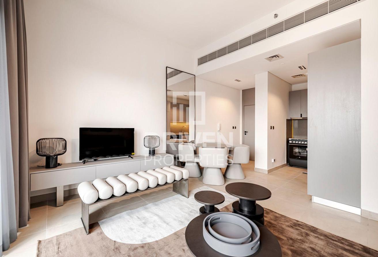 Corner unit | Fully Furnished | Vibrant Location photo 3