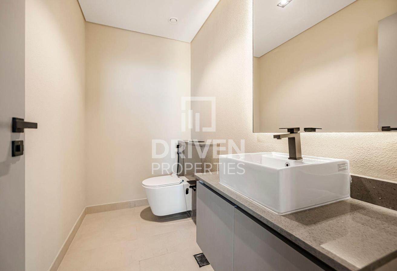 Corner unit | Fully Furnished | Vibrant Location photo 8