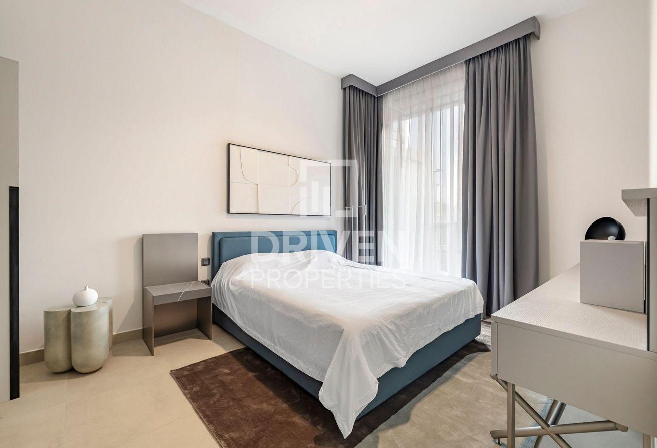 Corner unit | Fully Furnished | Vibrant Location photo 6