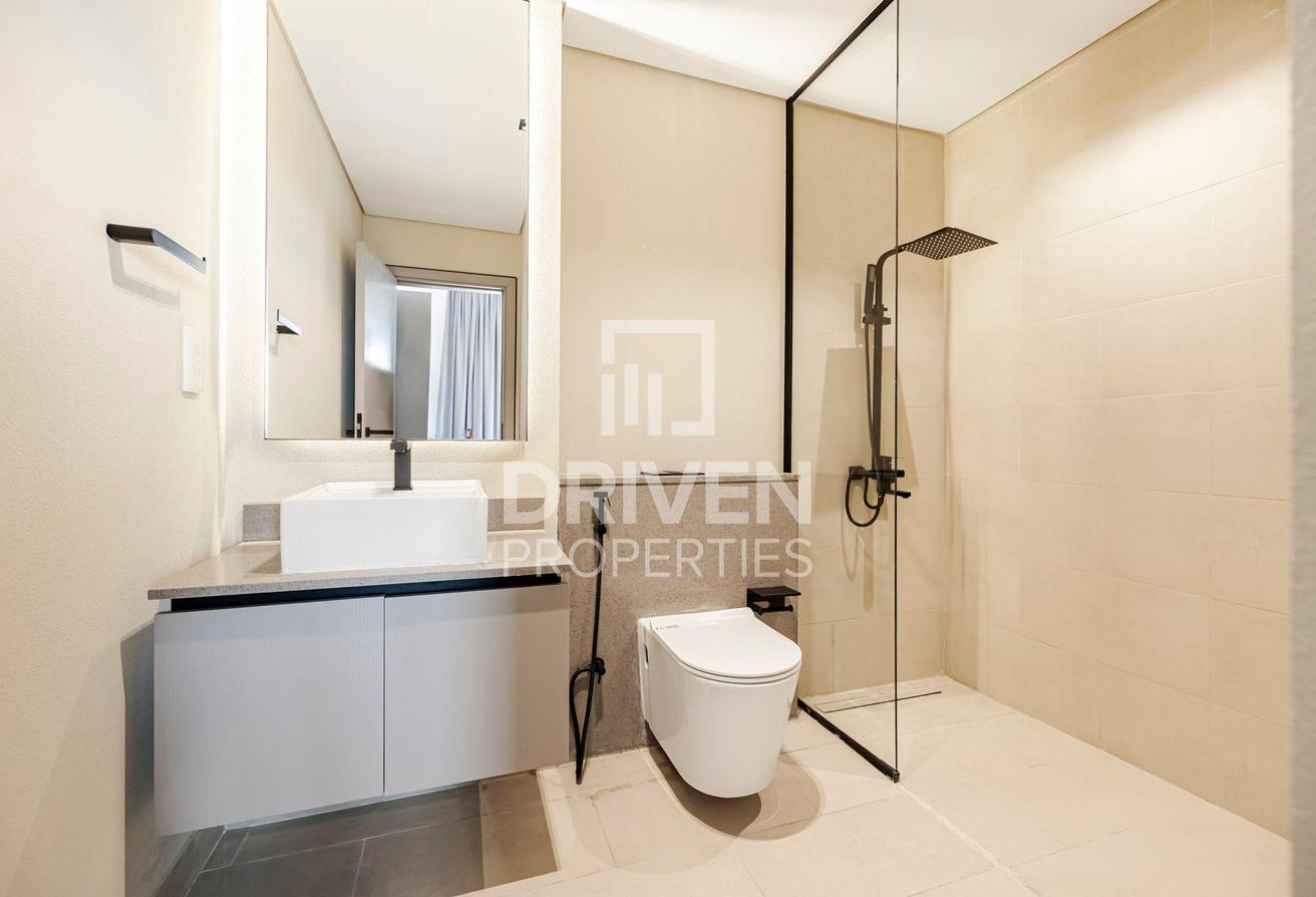 Corner unit | Fully Furnished | Vibrant Location photo 9