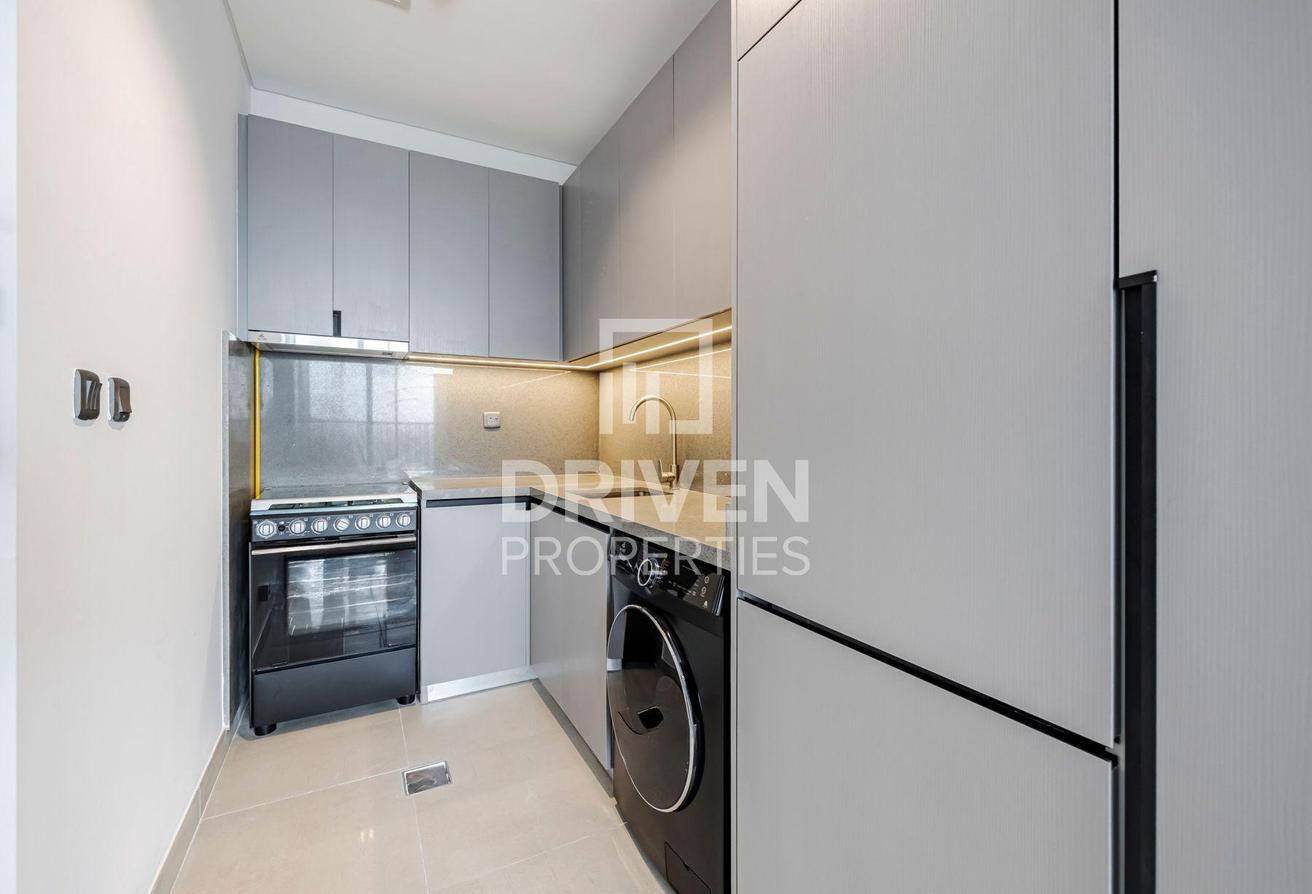 Corner unit | Fully Furnished | Vibrant Location photo 7